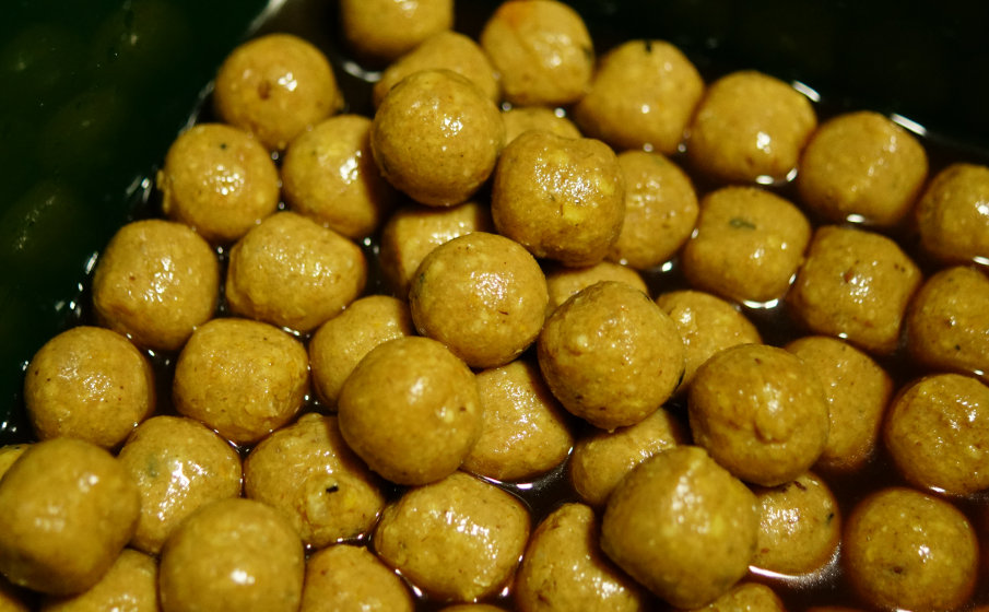 Bei der Behandlung von Boilies mit Enzymen muss man einige Dinge beachten, damit die Köder zu wahren "Karpfenmagneten" werden.