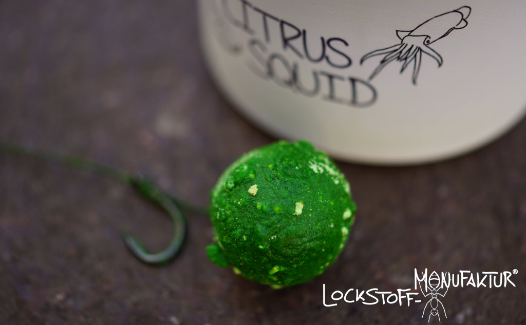 Macht Deinen Hookbait zum Leuchtturm unter Wasser: der Citrus Squid Bait Powder für Karpfen.