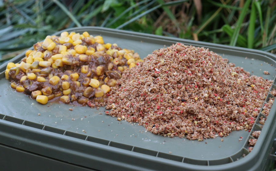 Groundbait (Grundfutter) ist beim Posenangeln auf Karpfen die erste Wahl.