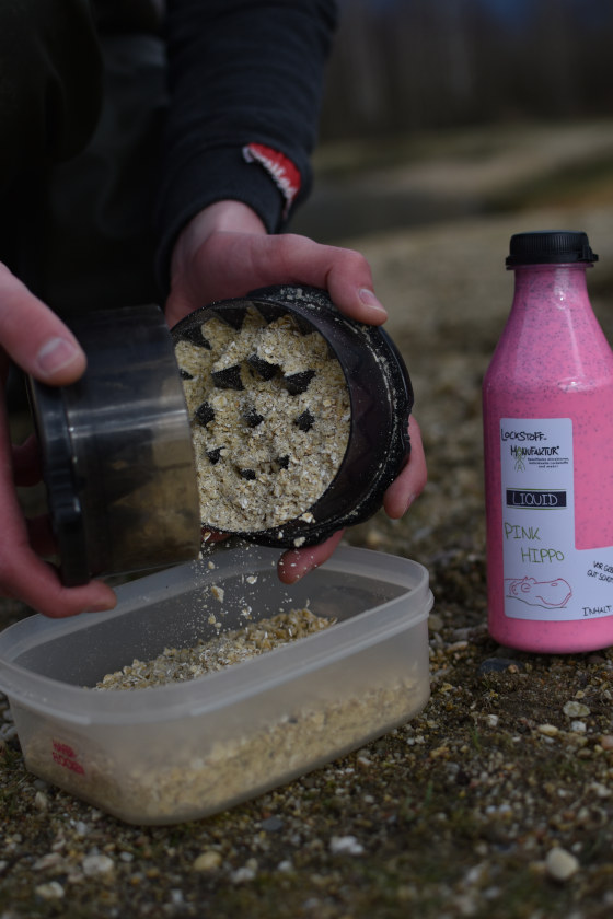 Die gecrushten Boilies kann man dann noch mit weiteren pulverförmigen Lockstoffen und attraktiven Mehlen mischen.