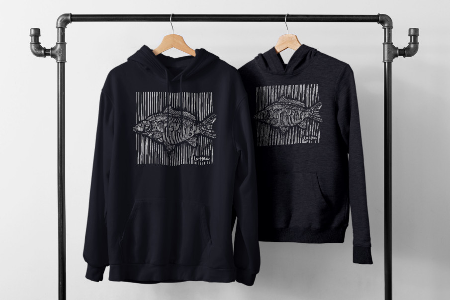 Das LINEAR CARP Motiv auf Hoodies und T-Shirts für Karpfenangler.