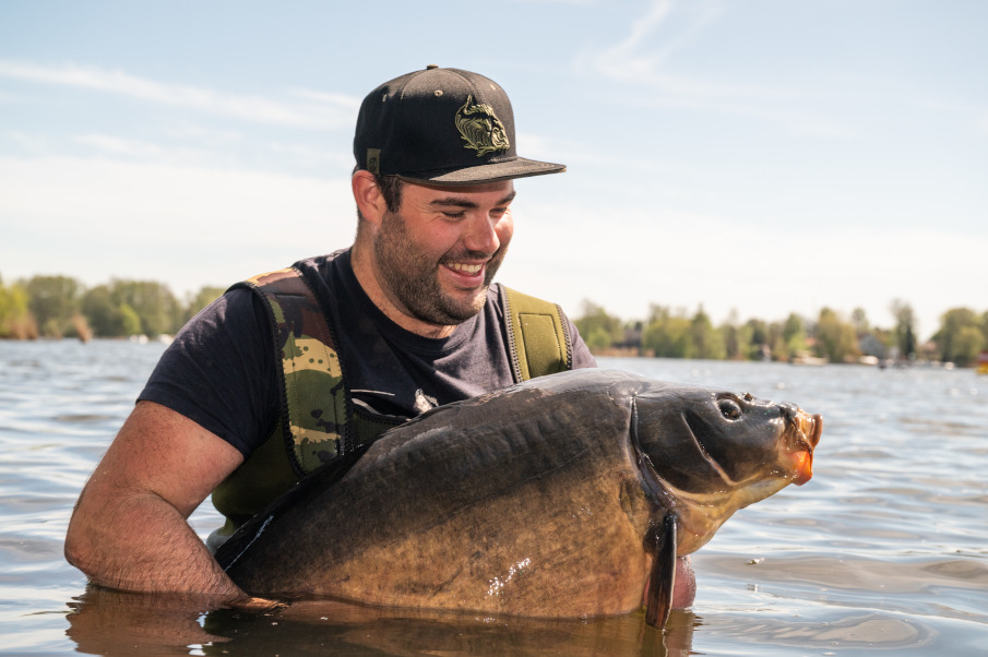 Große Karpfen werden unseren Carpzilla Citrus Squid Bait Smoke scheinbar magisch angezogen...