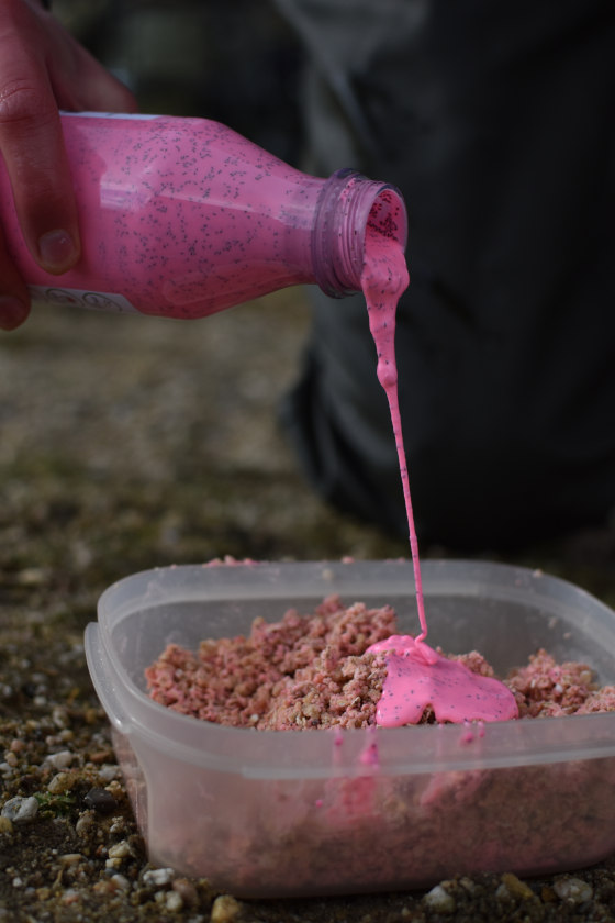 Den Stickmix dann nochmal mit dem Liquid nachfeuchten - so können alle Attraktoren aufgenommen werden.