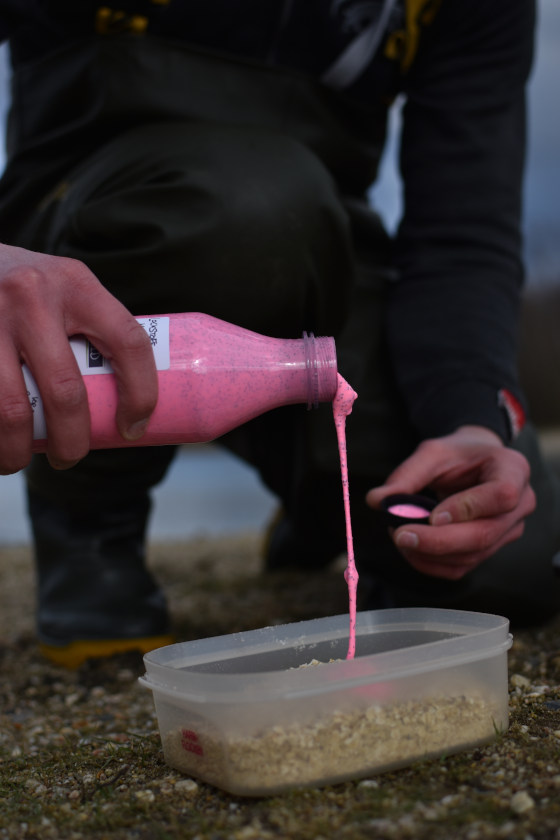 Das Pink Hippo Liquid wird nun zu den gecrushten Boilies hinzugegeben...