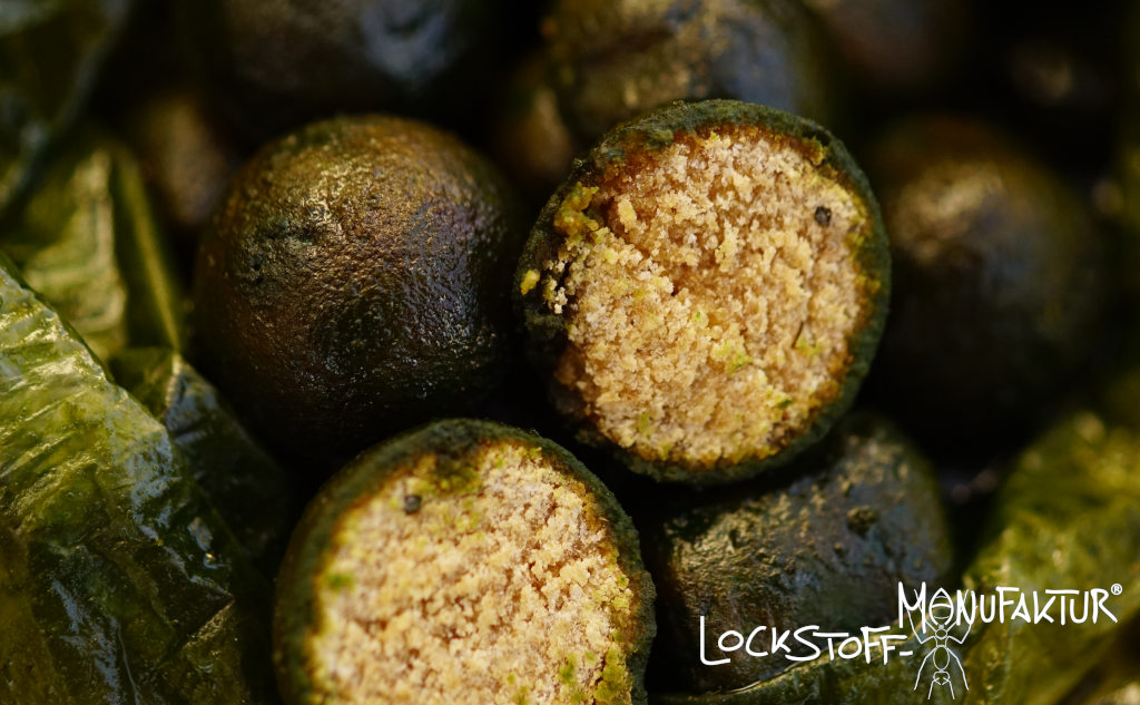 Gesoakte Boilies nehmen die Attraktoren und Lockstoffe bis tief in das Innere des Köders auf - im Wasser locken sie den Karpfen dann zum Futterplatz.