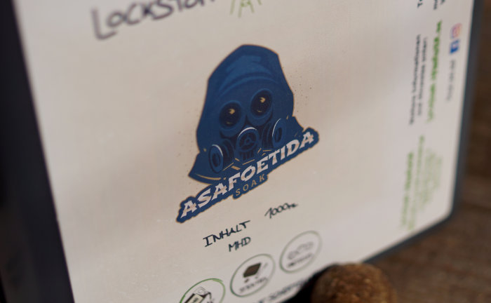 Der Asafoetida Boilie Soak reichert Karpfenköder mit Lockstoffen, Attraktoren und dem besonderen Asafoetida Öl an, das den Karpfen zur Futtersuche animiert.