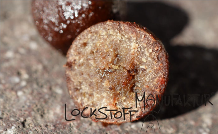 Die Lockstoffe und Attraktoren des Boilie Soak nach Wunschs werden vom Boilie bis in den Kern aufgesogen.