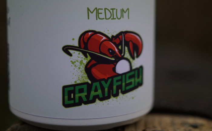 Der Crayfish Bait Powder ist ein natürlicher Powder Dip mit Krebsmehl und Squidextract für das Angeln auf Karpfen.