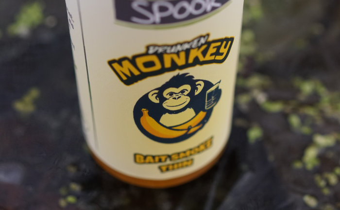 Der Drunken Monkey Bait Smoke ist ein dünnflüssiger, alkoholbasierter Bananen Bait Smoke für Karpfen - Liquid, Attraktor und Addtiv in einem Produkt.