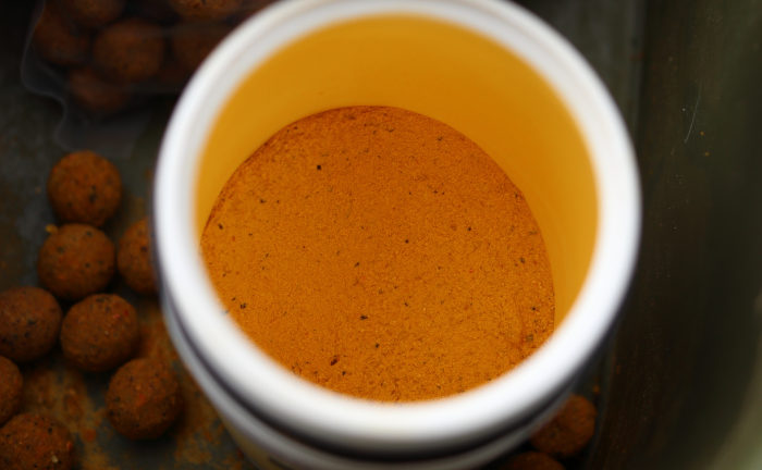 Hakenköder wie Boilies lassen sich mit Fermented Sweetcorn Powder Dip perfekt behandeln - dieser fermentierte Bait Powder ist für Karpfen besonders attraktiv.