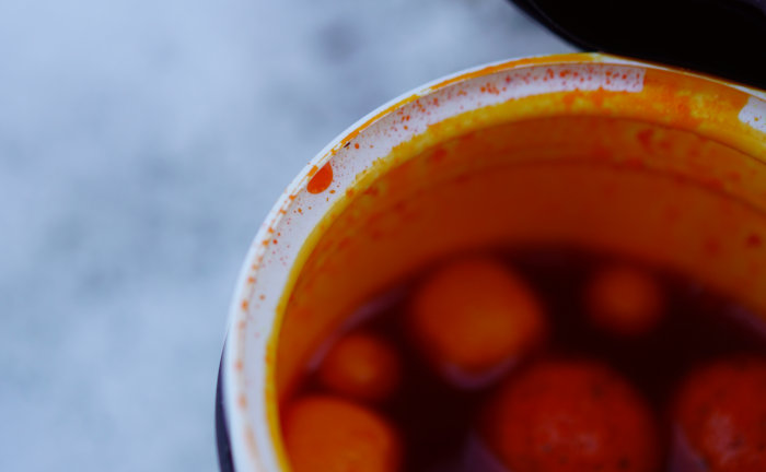 Durch die besondere orangene Farbe werden Boilies im Frozen Orange Dip auch für scheue Winterkarpfen besonders attraktiv.