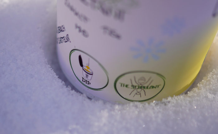 Durch die besondere gelbe Farbe werden Boilies im Iced Tonka Dip auch für scheue Winterkarpfen besonders attraktiv.