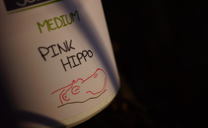Der Pink Hippo Bait Powder ist ein natürlicher Powder Dip für das Angeln auf Karpfen.