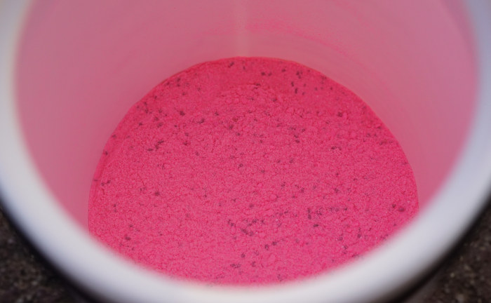 Boilie mit Pink Hippo Powder Dip behandelt - dieser Bait Powder ist für Karpfen besonders attraktiv.
