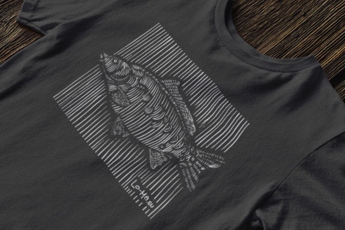 Hochwertiges und bequemes T-Shirt für Karpfenanglerinnen: Das LINEAR CARP Motiv.