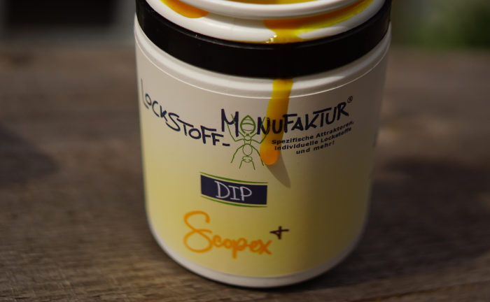 Durch die besondere gelbe Farbe ist der Scopex Boilie Dip gerade beim Karpfenangeln im Frühjahr extrem fängig.