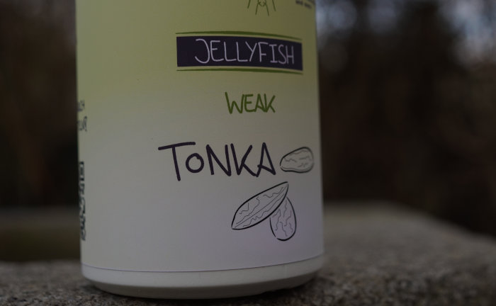 Der Tonka Bait Powder ist ein UV-aktiver Powder Dip in fluo-gelb für das Angeln auf Karpfen.